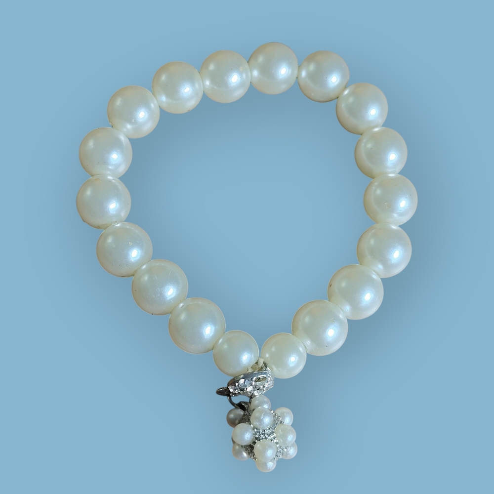 Chic Pearl Bracelet with Floral Accent